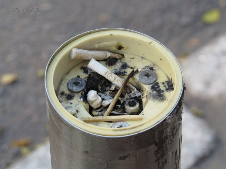 В Мариуполе декоративные светильники разбили и превратили  в пепельницы (ФОТОФАКТ)