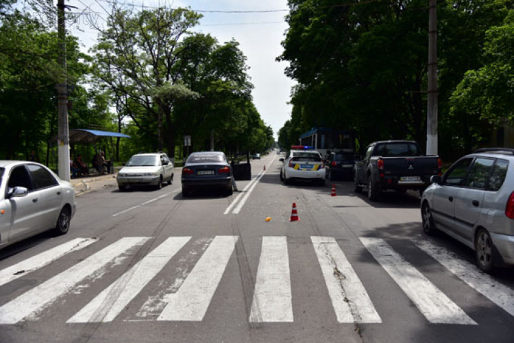 В Мариуполе автомобиль сбил 10-летнюю девочку на пешеходном переходе (ФОТО)