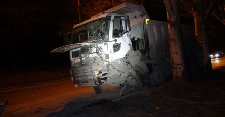  Грузовик Ford потерял управление на дороге Мариуполя, лишившись колеса (ФОТО)