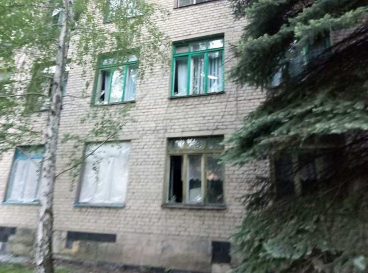 Обстрелянный техникум в Красногоровке просит помочь со строительными материалами (ФОТО)