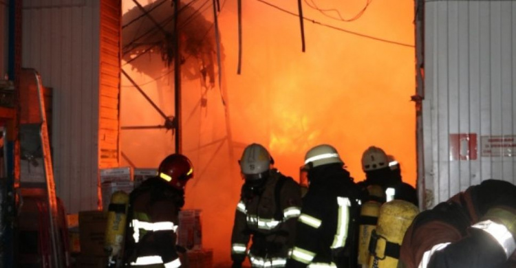 Более двух десятков пожарных тушили склад в Мариуполе