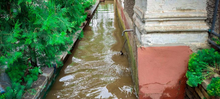 Более семи тысяч кубометров дождевой воды откачали спасатели в Мариуполе