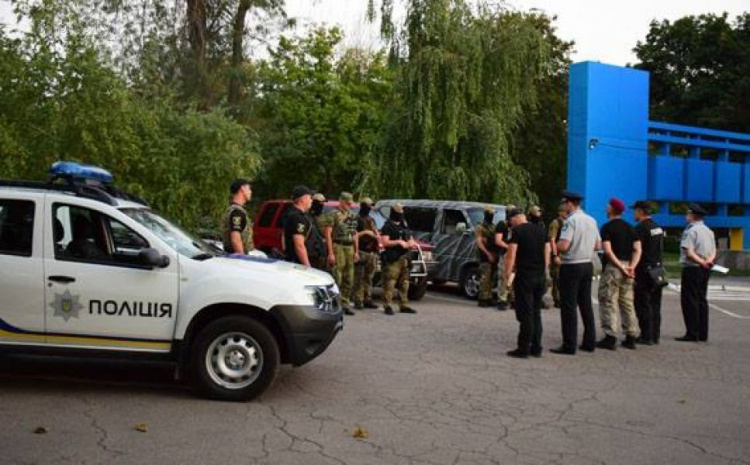 Накануне футбольного матча Мариуполь взят полицией в «кольцо» безопасности (ФОТО)