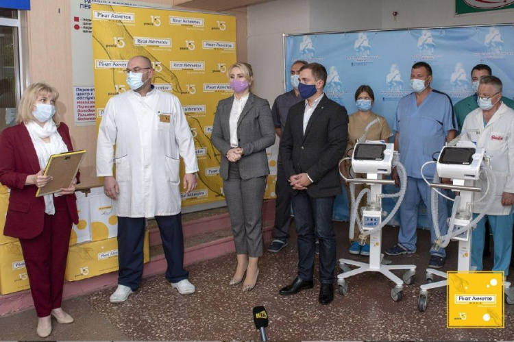 Фонд Рината Ахметова передал еще два аппарата ИВЛ медикам Мариуполя