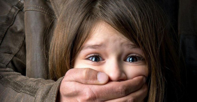 За изнасилование несовершеннолетних мариуполец осужден на 14 лет