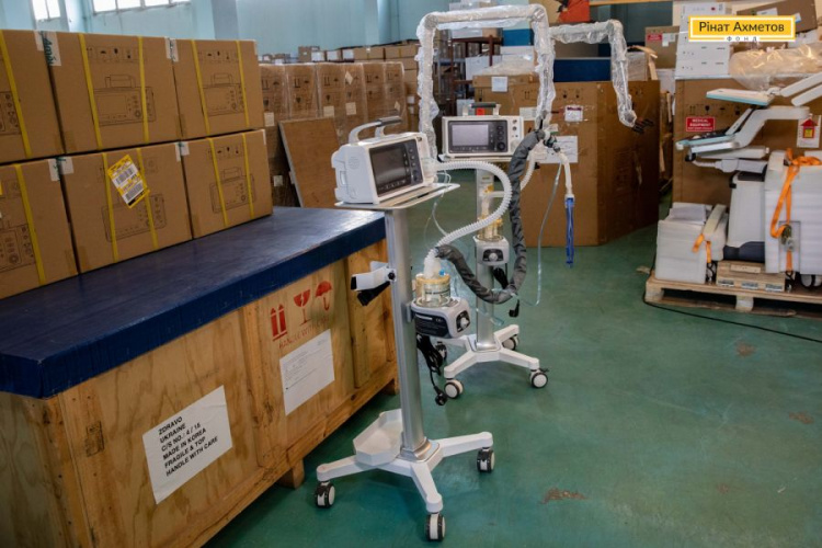 Помощь Украине: Фонд Рината Ахметова передаст медикам крупнейшую партию аппаратов ИВЛ экспертного класса (ФОТО)