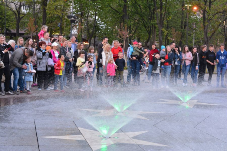 В Театральном сквере Мариуполя под звуки гимна Украины запустили фонтан (ФОТО)