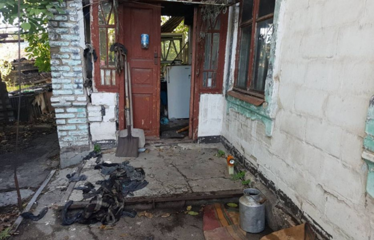 Под Мариуполем горел жилой дом. Есть пострадавшие (ФОТО)