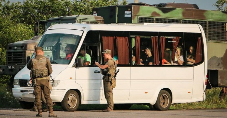 На дороге у Мариуполя силовики задержали сильно нервничавшего мужчину (ФОТО)