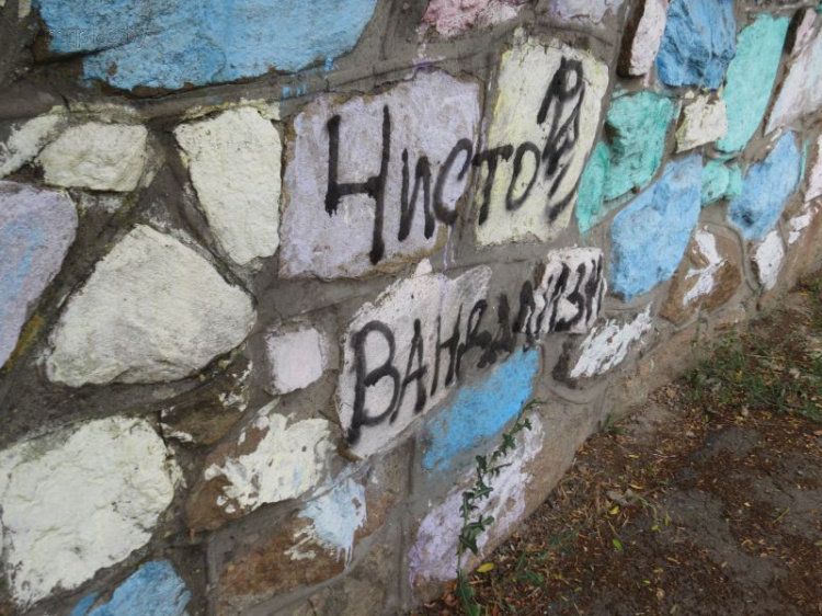Неизвестные начали оставлять рассуждения о вандализме на стенах Мариуполя (ФОТО)