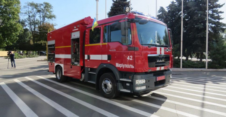 Жидкие огнетушители и световая вышка: мариупольские спасатели получили новый автомобиль (ФОТО)