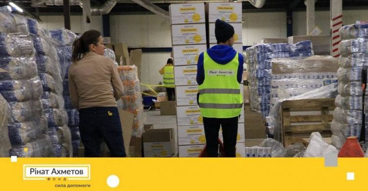 С начала войны Фонд Рината Ахметова передал эвакуированным мариупольцам более 18 тысяч продуктовых наборов