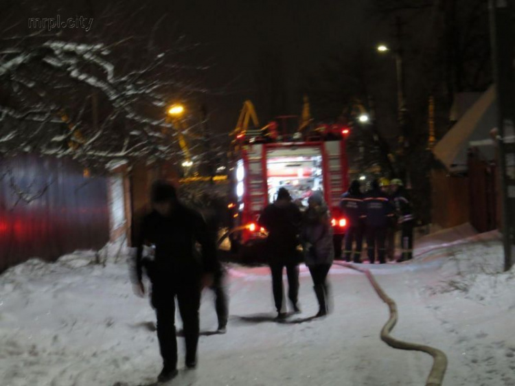 Пламя охватило кровлю: в Мариуполе горел жилой дом (ФОТО)