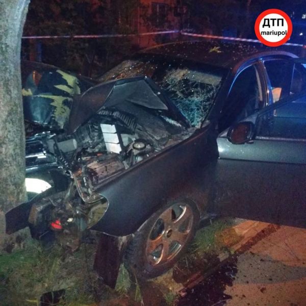 В Мариуполе автомобиль на скорости врезался в дерево, четверо человек госпитализированы (ФОТО)