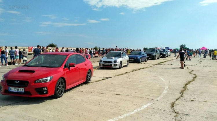 В Мариуполе стронгмен протянул 8 автомобилей, а «Tesla» вышла на трассу (ФОТО+ВИДЕО)