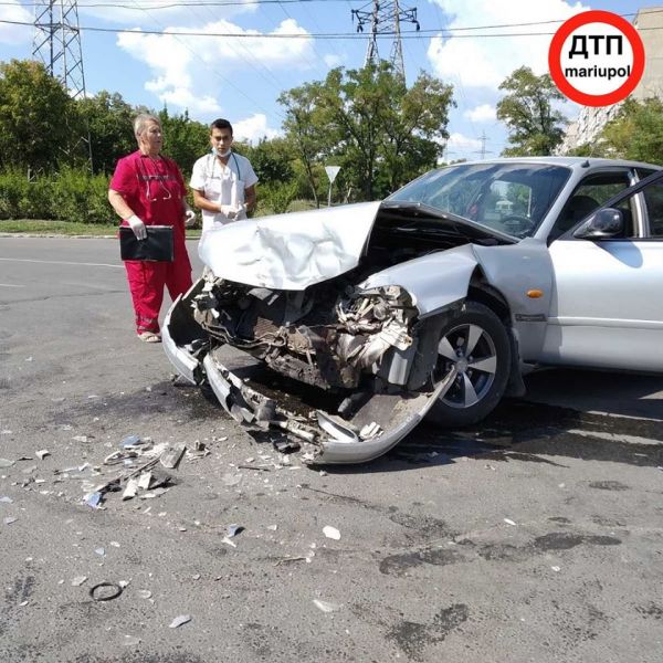 В Мариуполе столкнулись «Мерседес» и «Мазда»: пострадали два человека, один из водителей сбежал