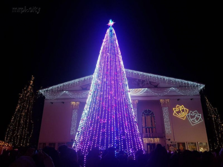 В Мариуполе засияла главная новогодняя елка (ФОТО+ВИДЕО)