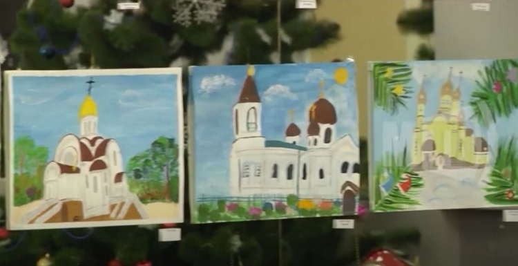 Рисунки мариупольских детей украсили авторский православный календарь