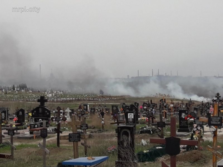 В Мариуполе горит одно из крупных кладбищ Европы (ФОТОФАКТ)