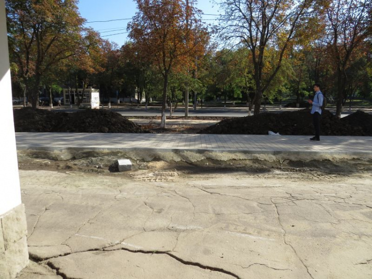 В Мариуполе у памятника Высоцкому травмоопасные пандусы перегородили тротуар (ФОТОФАКТ)