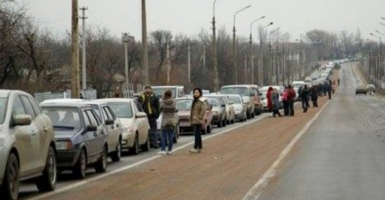 «Даже спокойной ночи не пожелали»: на КПП на Донбассе сегодня ночевало 70 машин