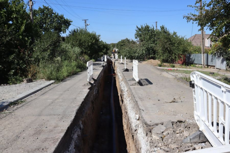На окраине Мариуполя меняют аварийный магистральный водовод