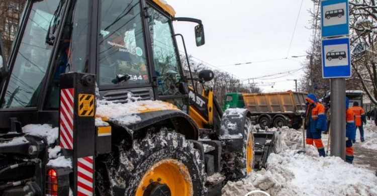 Мариупольские коммунальщики за ночь вывезли 260 кубометров снега