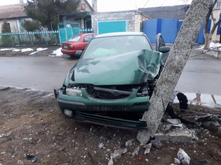 В Мариуполе легковушка влетела в столб: водитель сбежал (ФОТО)
