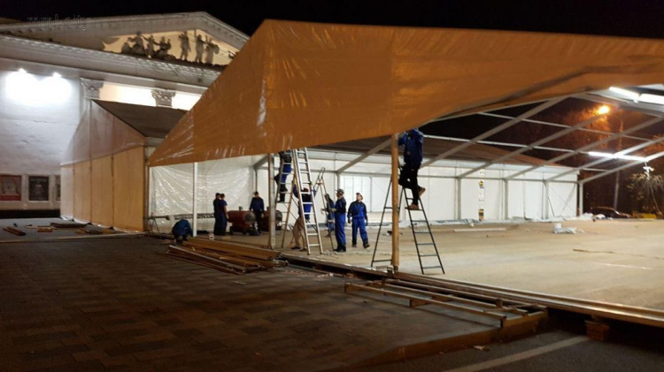 Инвестиционный форум: в центре Мариуполя появился палаточный «городок» (ФОТОФАКТ)
