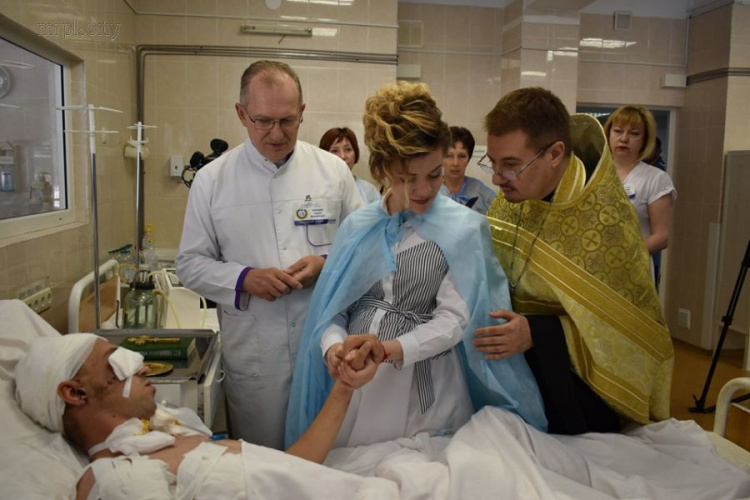 Любовь победила: раненый под Мариуполем боец расписался в реанимационной палате (ФОТО)