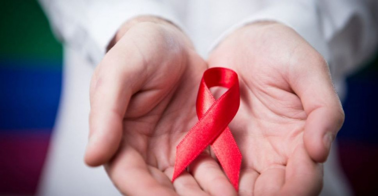 Красная лента – как символ надежды: в Мариуполе – стремительный рост заболеваемости ВИЧ