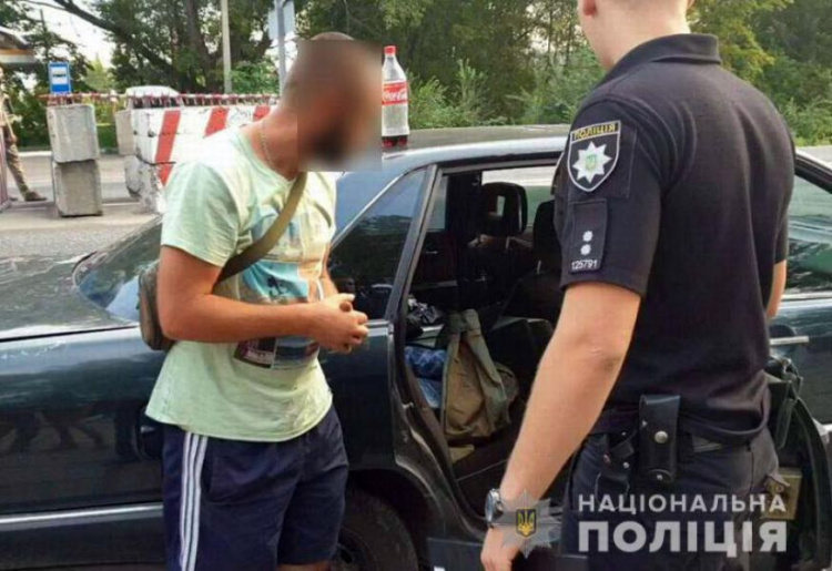 Мужчине грозит 7 лет тюрьмы за попытку провезти гранаты и наркотики через КПВВ на Донетчине (ФОТО)