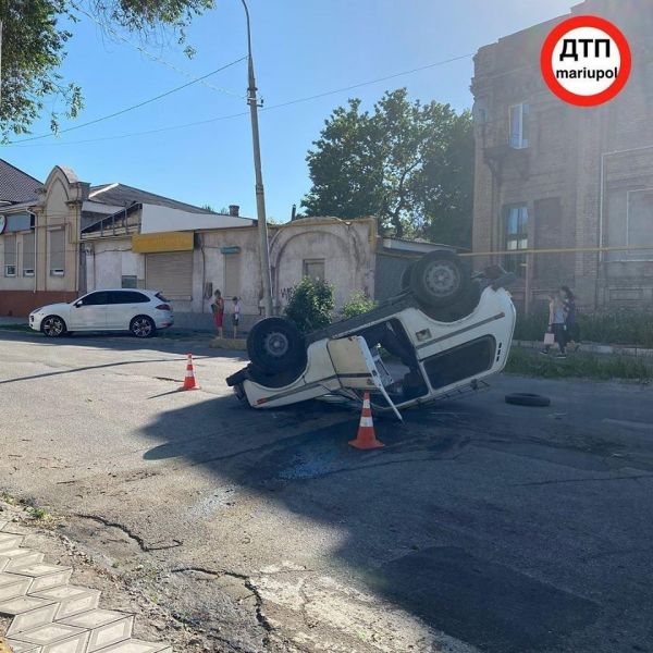 В центре Мариуполя в результате аварии машину перекинуло на крышу (ФОТО)