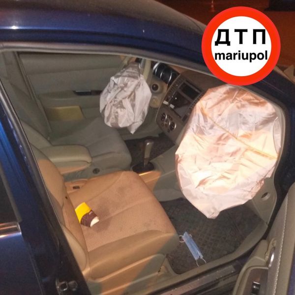 В Мариуполе в ДТП пострадали три человека, один автомобиль перевернулся. Виновник сбежал