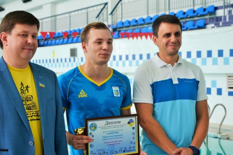 «Лучшего спортсмена месяца» в Мариуполе наградили прямо во время тренировки (ФОТО)