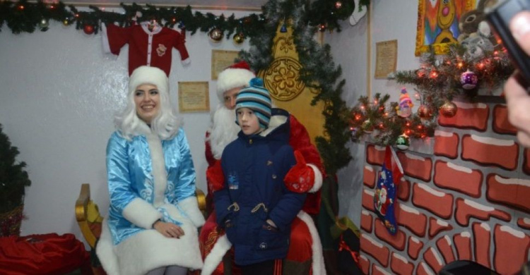 В Мариуполе Дед Мороз в своих «апартаментах» раздает детям подарки (ФОТОФАКТ)