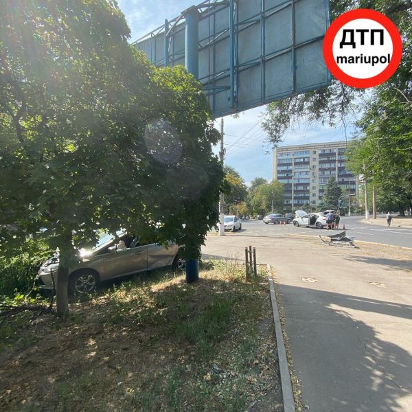 На мариупольском перекрестке столкнулись две иномарки: есть пострадавшие