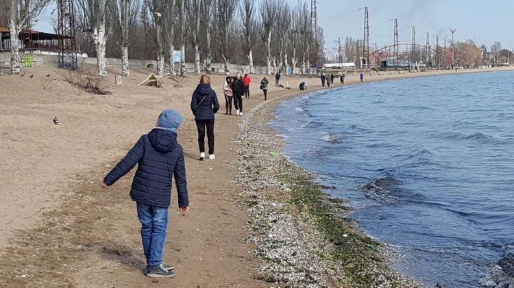 Карантин на побережье: мариупольцы массово отдыхают на пляже (ФОТОФАКТ)