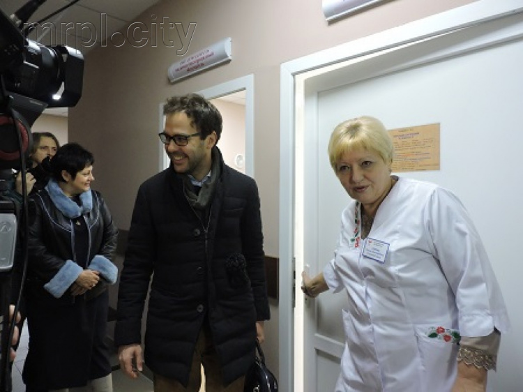 В Мариуполе представитель ЕС посетил амбулаторию, социальный центр и общежитие (ФОТО)