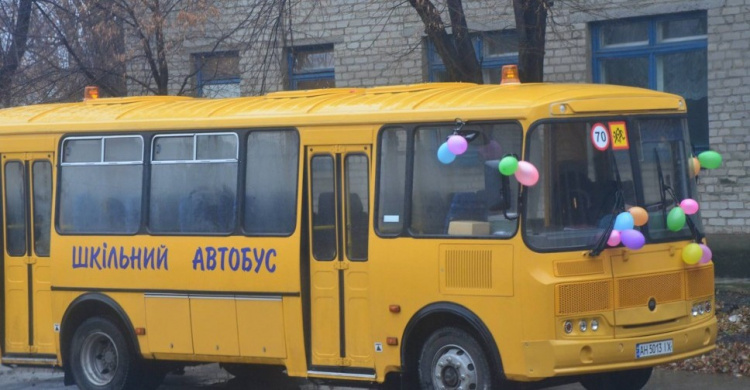Дети из прифронтовой зоны Донетчины получили новый школьный автобус