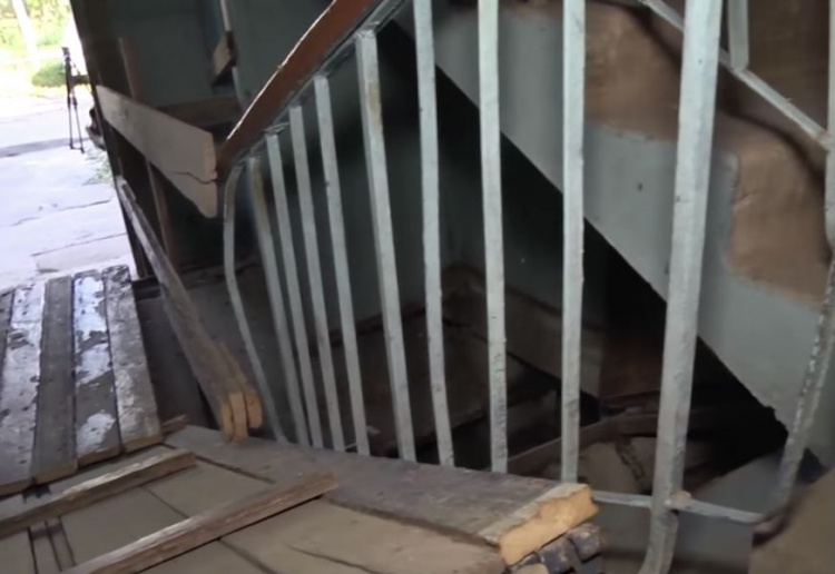 В мариупольской многоэтажке обрушилась лестничная плита