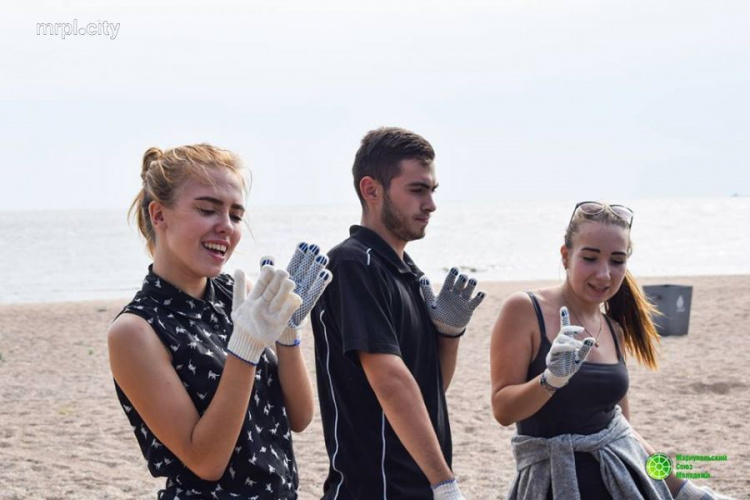 Как мариупольская молодежь убирала пляж от мусора (ФОТОФАКТ)