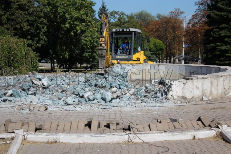 На мариупольской площади сносят фонтан