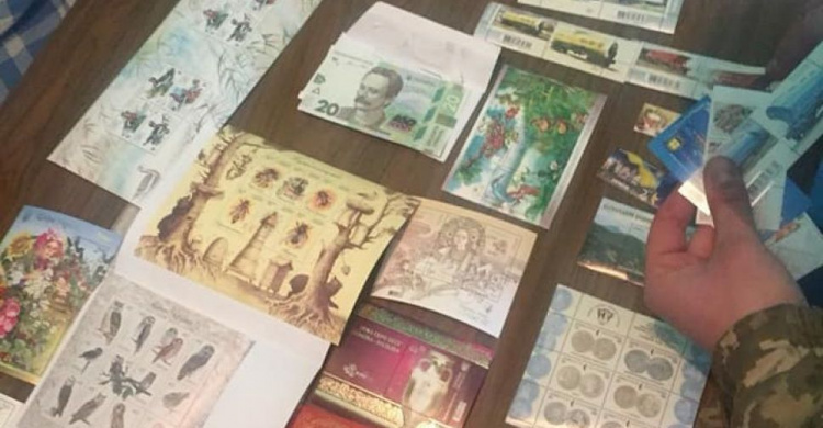 Под Мариуполем пытались нелегально провезти коллекцию монет и марок (ФОТО+ВИДЕО)