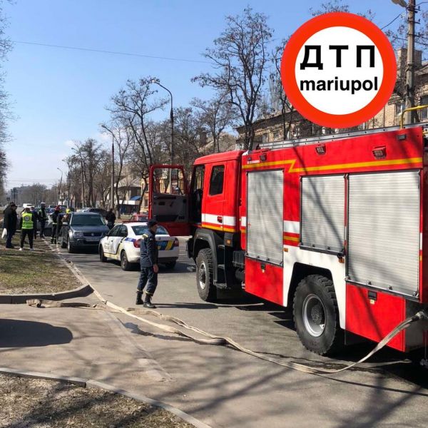 Железо «всмятку»: в Мариуполе «Kia» въехала в припаркованный автомобиль