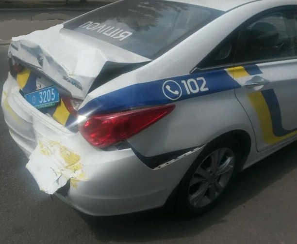 Полицейский автомобиль в Мариуполе столкнулся с маршруткой. Травмирована женщина-полицейский (ДОПОЛНЕНО)