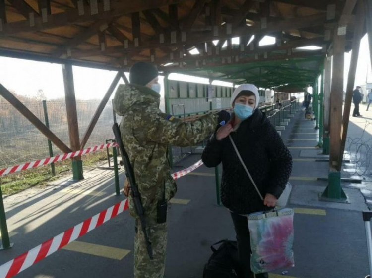 На линии разграничения в Донбассе блокирована работа почти всех КПВВ