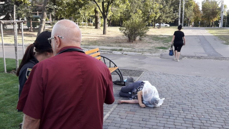 Возле сгоревшего горсовета в Мариуполе умерла женщина (ФОТО)