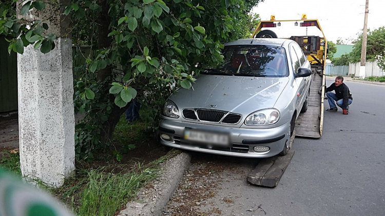 В Мариуполе два ДТП: перевернутый микроавтобус и столкновение с деревом (ФОТО)