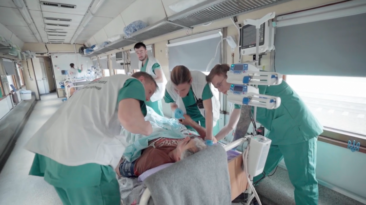 «Врачи без границ» спасли более 600 жителей Донбасса в медицинском поезде